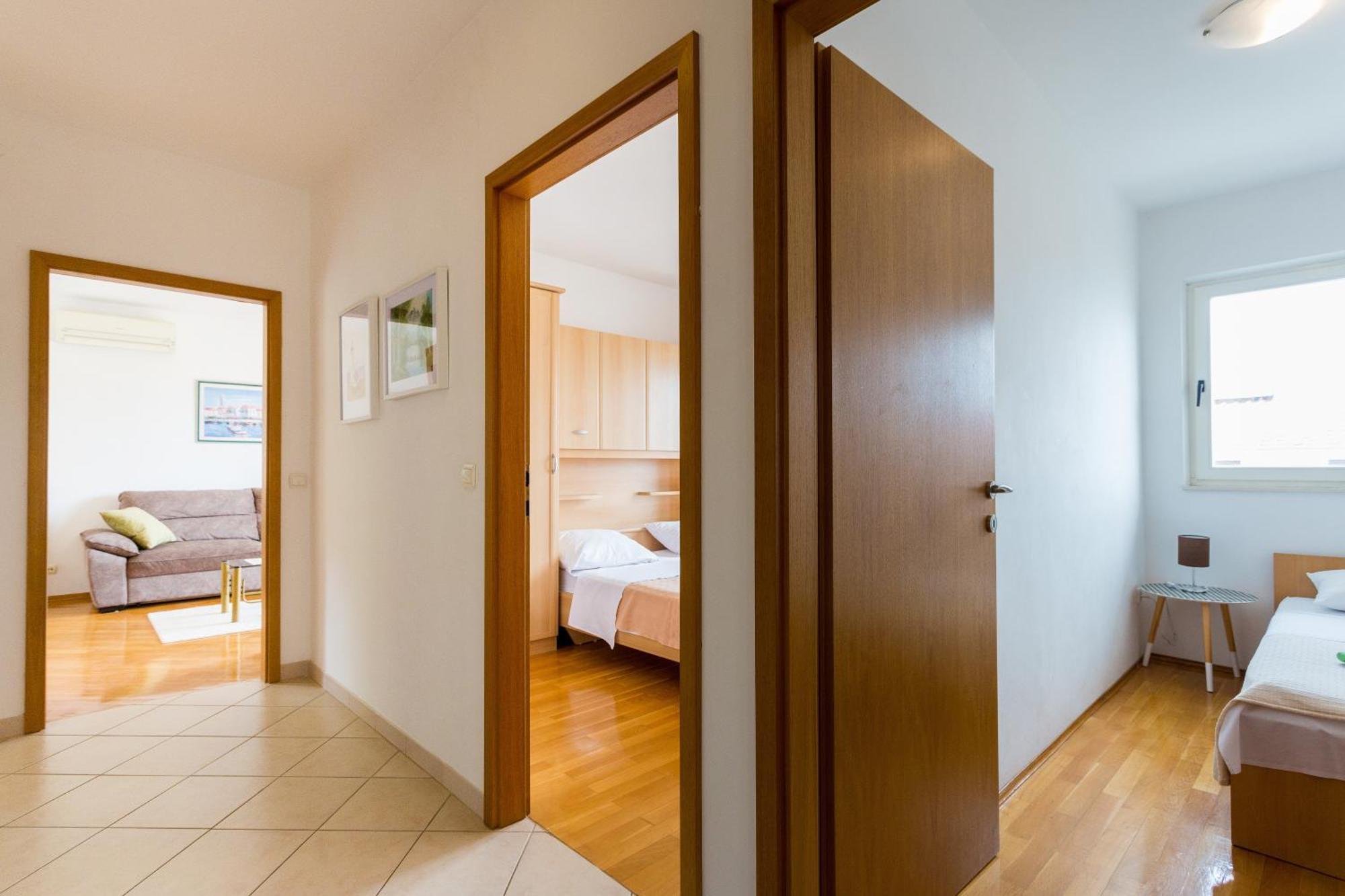Apartment Mia - Spacious Apartment On 85 M2 With Beautiful Sea View Trogir Eksteriør bilde